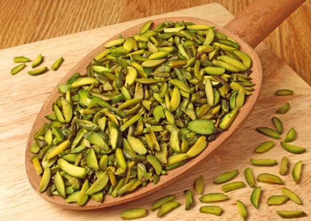 خلال پسته برادران حسینی انتخابی مناسب برای قنادی های حرفه ای